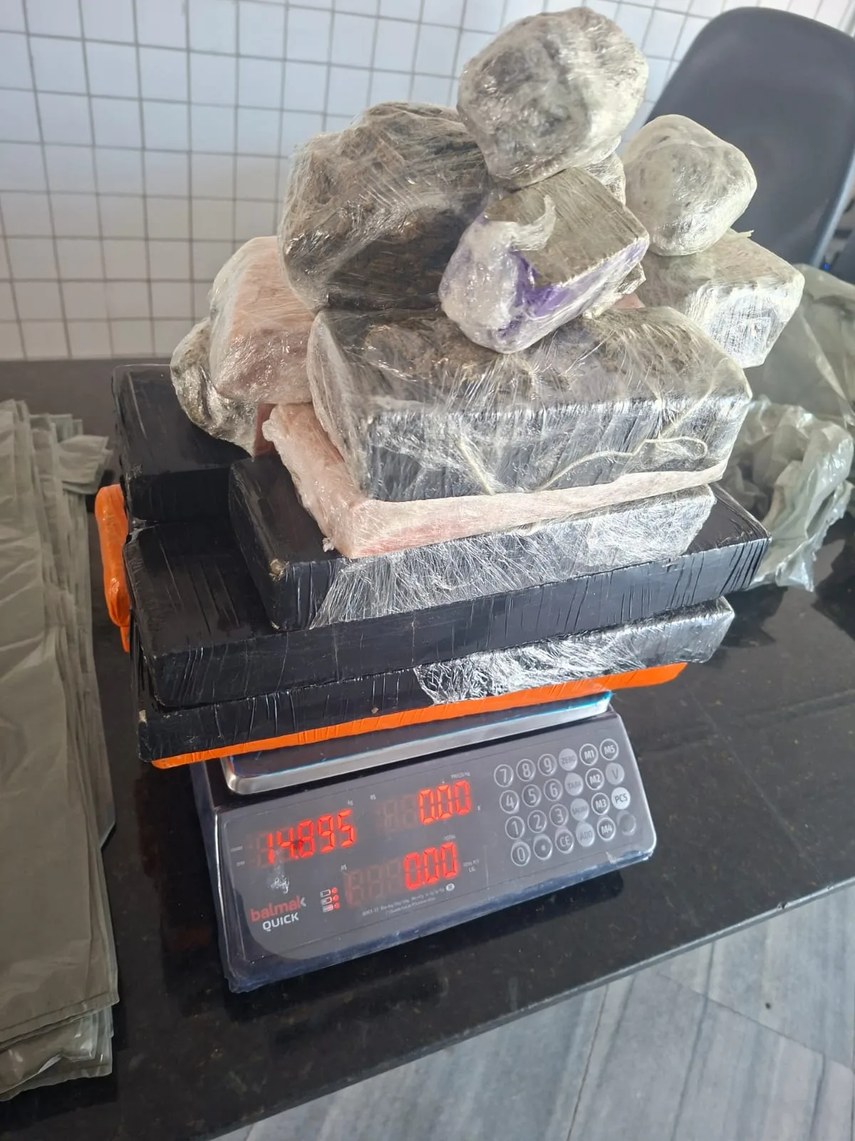 PM apreende 15 kg de maconha e conduz suspeito na Zona Oeste de Natal