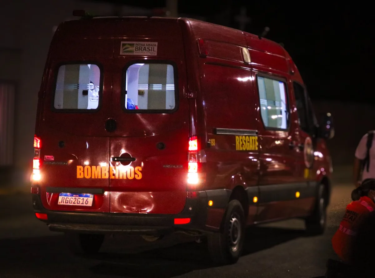 Equipe de resgate do Corpo de Bombeiros atendendo vítima de acidente de motocicleta