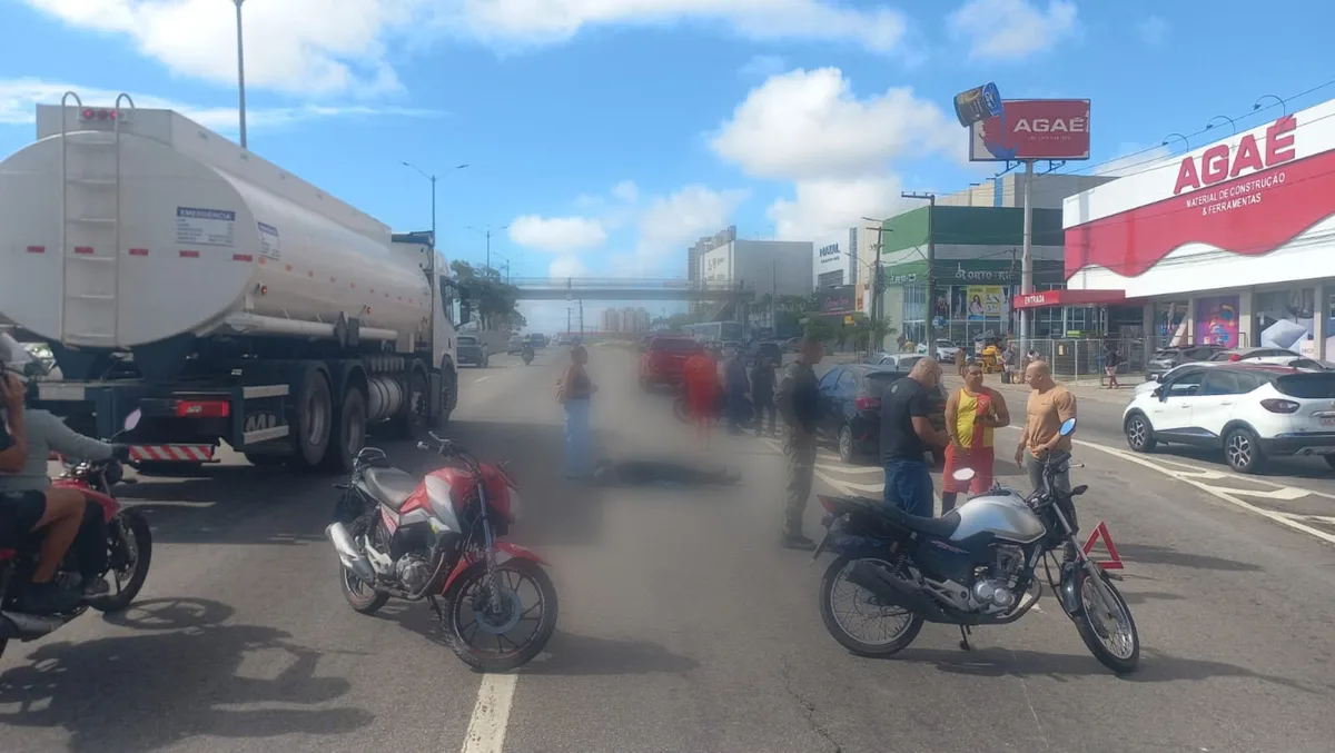 Colisão na BR-101 deixa duas feridas e trava trânsito perto do Natal Shopping