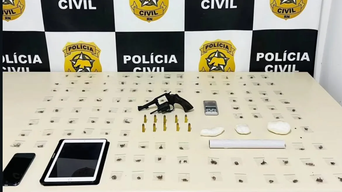 PC apreende revólver e 116 porções de droga em Parnamirim e apura caso