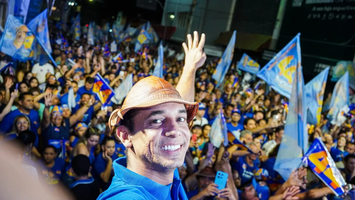 Candidato Allyson Bezerra discursa em ato de campanha em Mossoró, no Oeste do RN