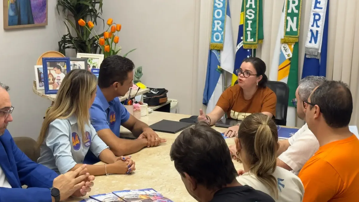 Allyson visita Uern em Mossoró e promete universidade no centro do plano de governo