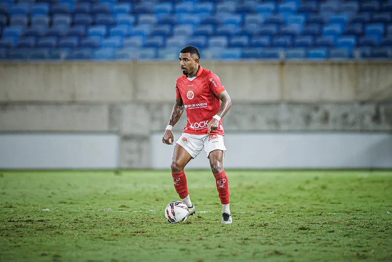 América segura lateral Evandro e chega a cinco renovações para 2027