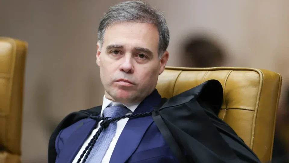 TSE manda redes apagarem posts que ligam Flávio a polêmica religiosa