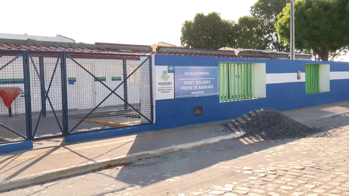 Escola segue em igreja no Abolição III após teto cair em Mossoró