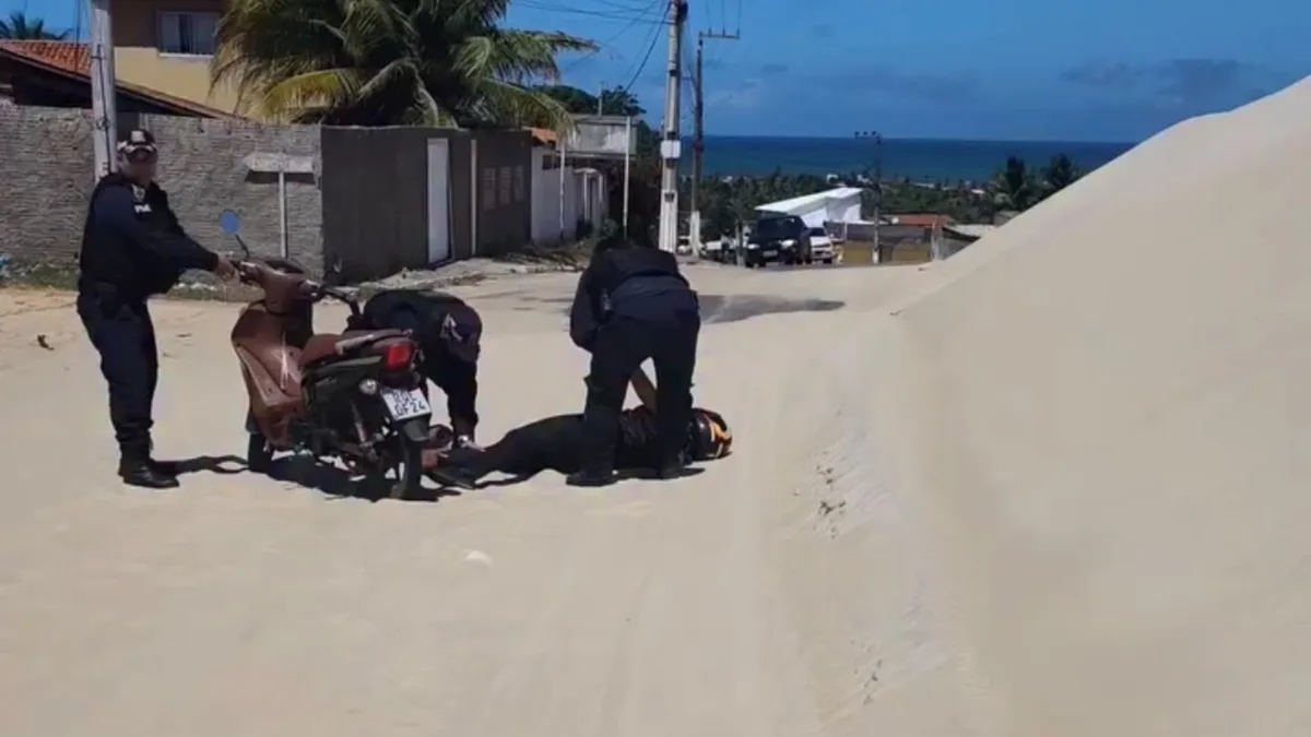 Areia invade RN-305 em Pitangui e DER reforça limpeza após queda de moto