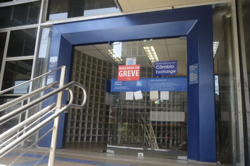 Agências da Caixa seguem com atendimento reduzido no RN após recusa de proposta