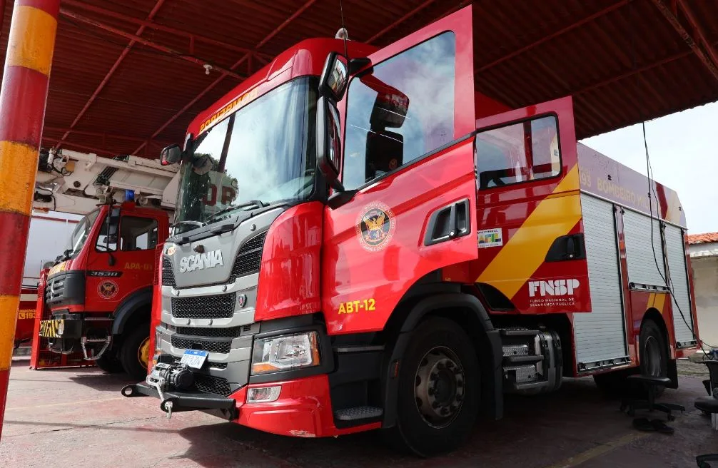 Fogo atinge dois quartos de casa em São José de Mipibu e mobiliza bombeiros