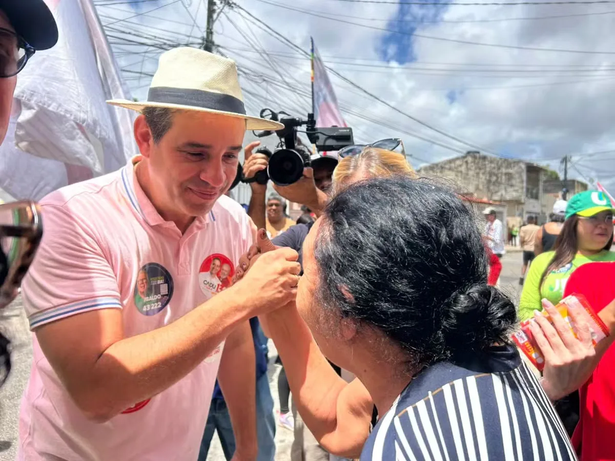 Cadu percorre o Alecrim e promete parceria por camelódromo e drenagem