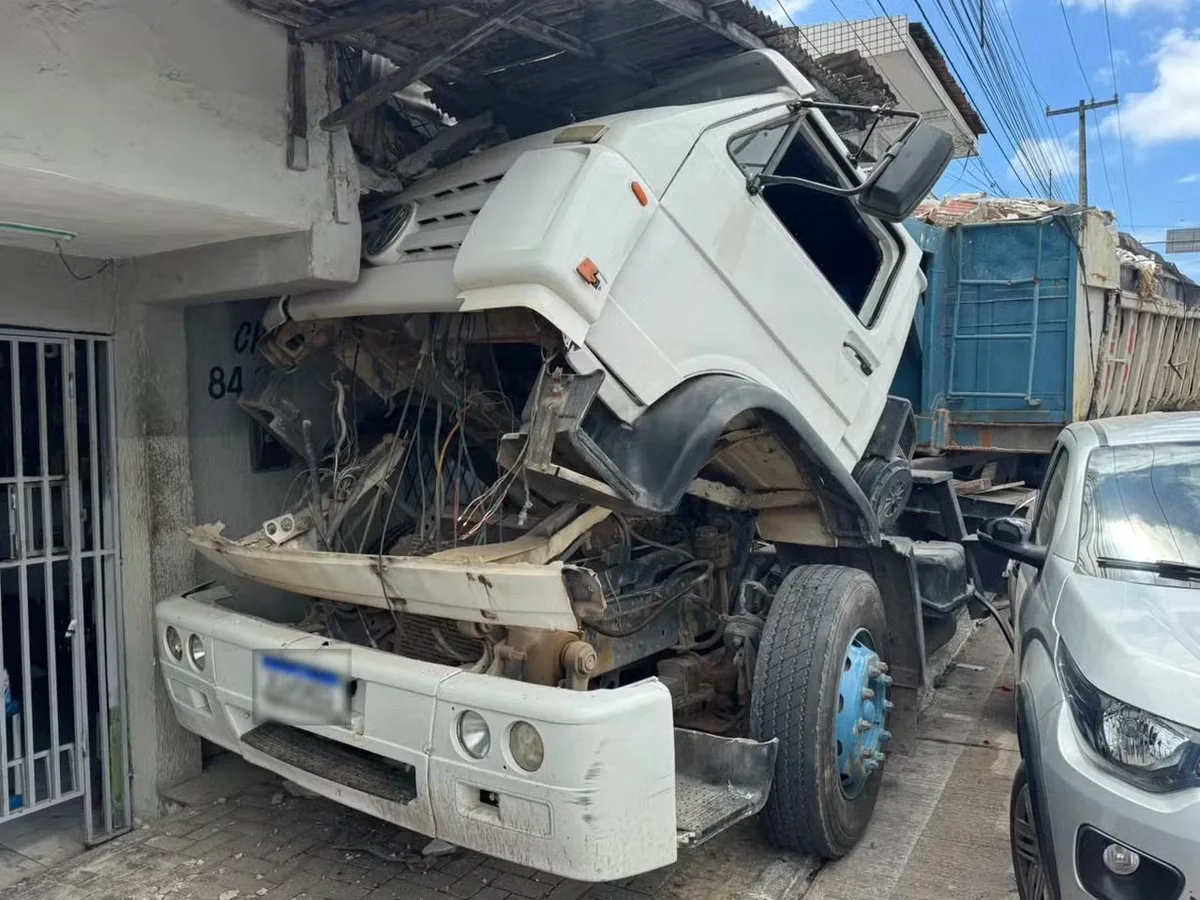 Carreta sem freio desce ladeira e fica presa em loja no Bom Pastor