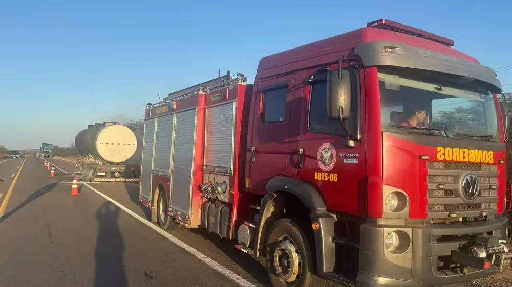 Tanque pega fogo na BR-304 em Angicos e ação rápida evita tragédia na madrugada
