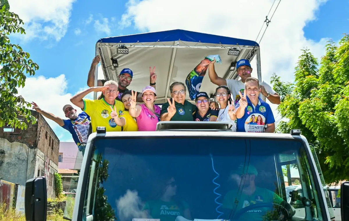 Álvaro Dias arrasta multidão na Zona Norte ao lado de Paulinho Freire