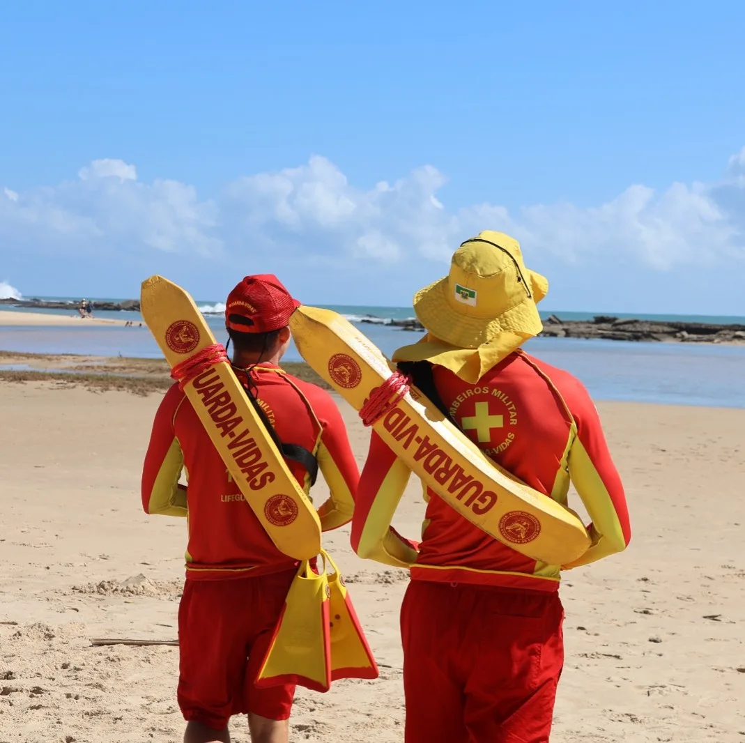 Guarda-vidas do Corpo de Bombeiros orienta banhistas em praia do Rio Grande do Norte durante feriado