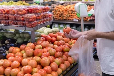 Prateleira de supermercado em Natal com hortifrúti e itens da cesta básica