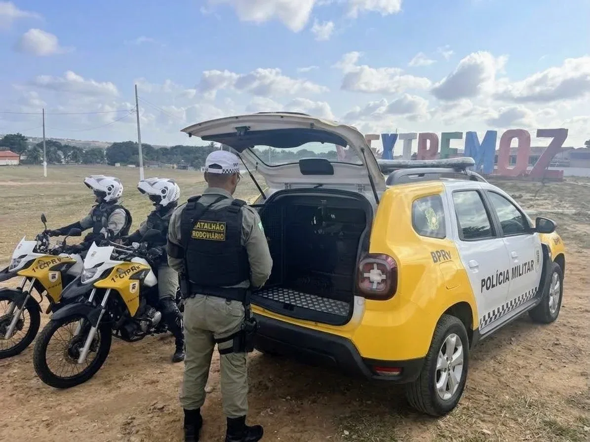 Policiais do CPRE em blitz de fiscalização em rodovia estadual da Grande Natal