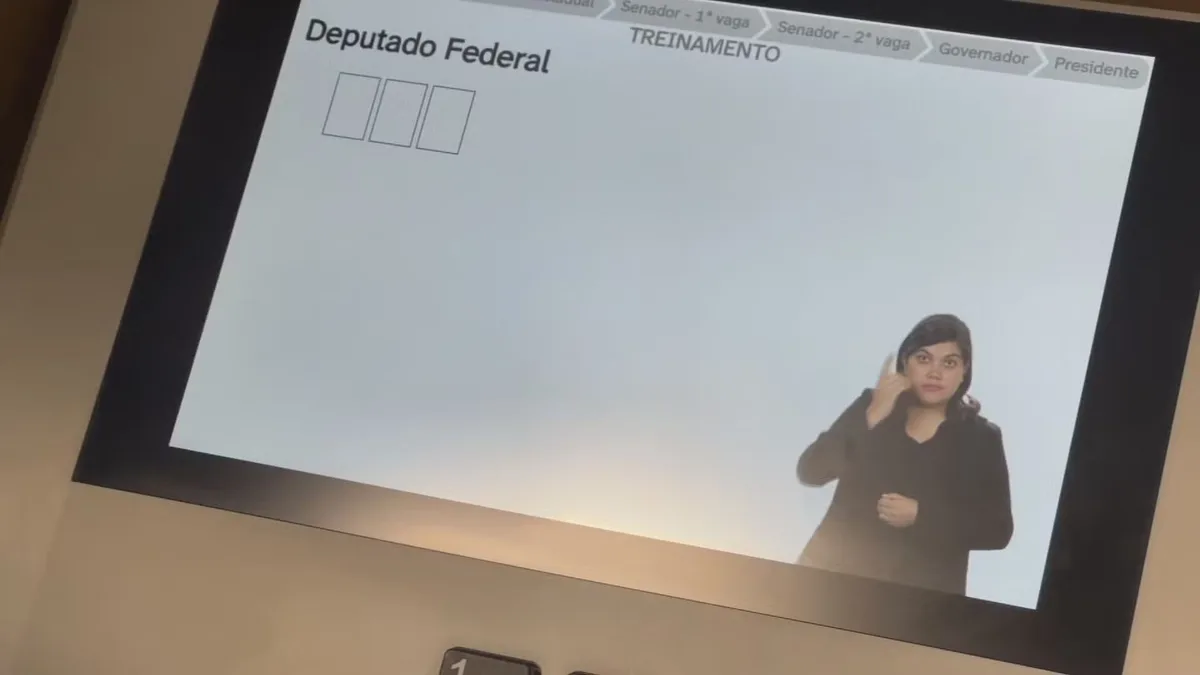 Urna eletrônica e eleitores em seção eleitoral no Rio Grande do Norte