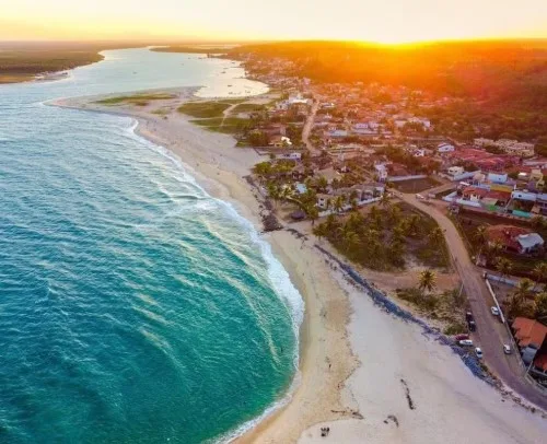 Paisagem natural do Rio Grande do Norte com rio encontrando o mar