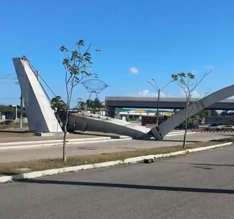 Pórtico de Macaíba desaba sobre avenida e mobiliza Prefeitura