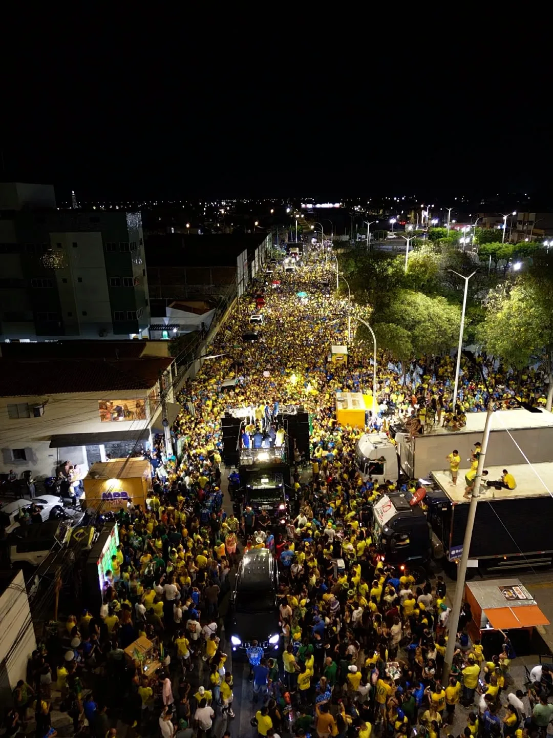 Apoiadores reunidos na Avenida Rio Branco durante ato de campanha em Mossoró