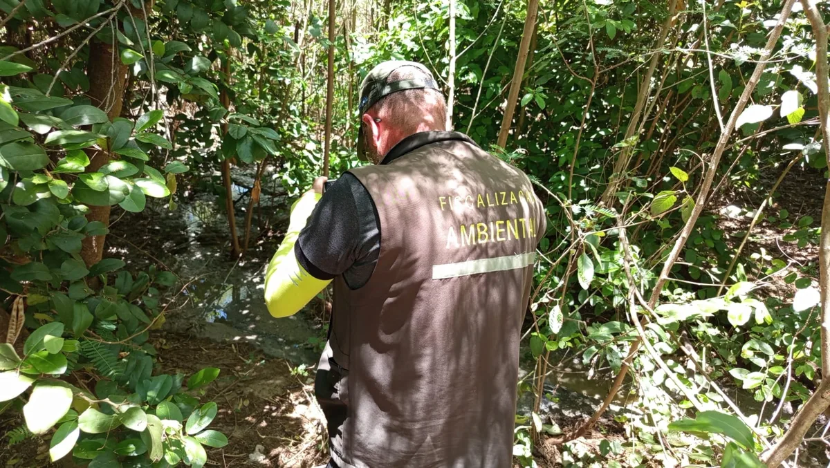 Esgoto vaza na Via Costeira após falha em bomba e Caern troca equipamento
