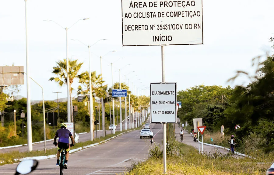 Faixa para ciclistas na Rota do Sol falha na estreia e revolta atletas no RN
