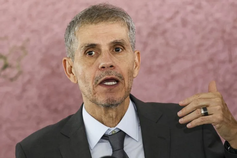 Flávio Bolsonaro almoça com a direção da TV Globo antes de sabatina; campanha de Lula critica