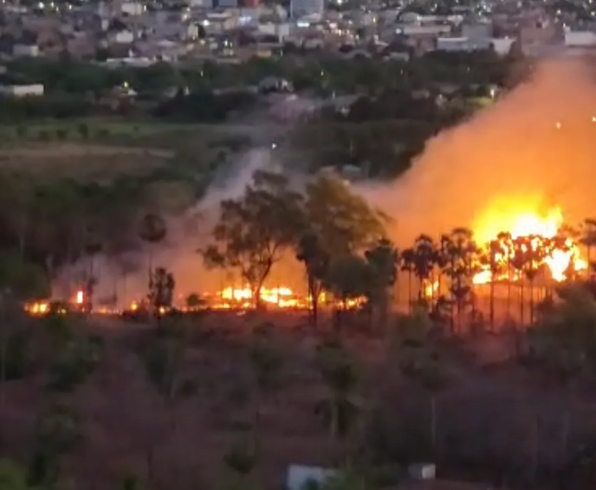 Incêndio atinge mata às margens do Rio Mossoró e assusta moradores no centro