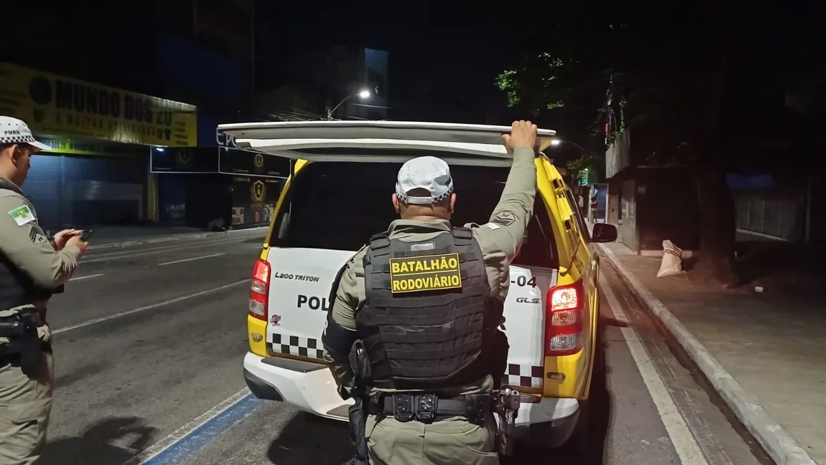 Viatura da polícia em abordagem de trânsito durante blitz em Extremoz, na Grande Natal