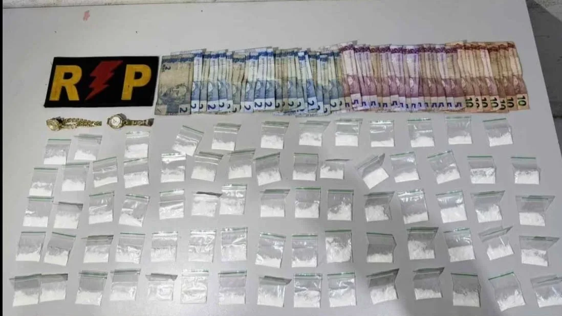 PM flagra bolsa com 72 porções de cocaína e prende suspeito na Zona Norte de Natal
