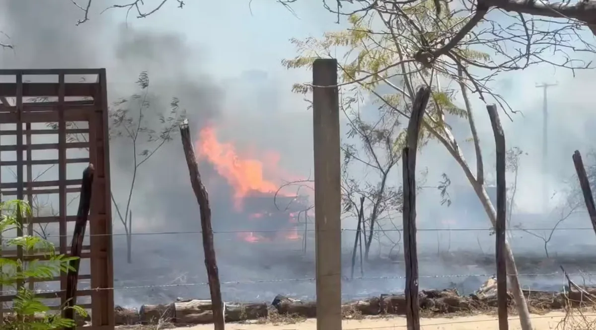 Fogo consome caminhões com madeira apreendida no Parque Municipal de Mossoró