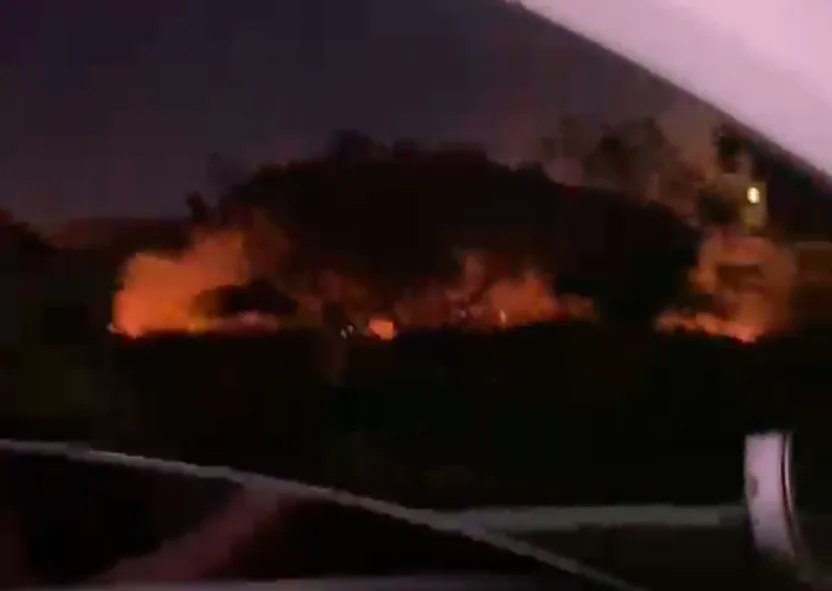 Chamas próximas à Reitoria da UFRN assustam campus e Bombeiros controlam fogo em Natal