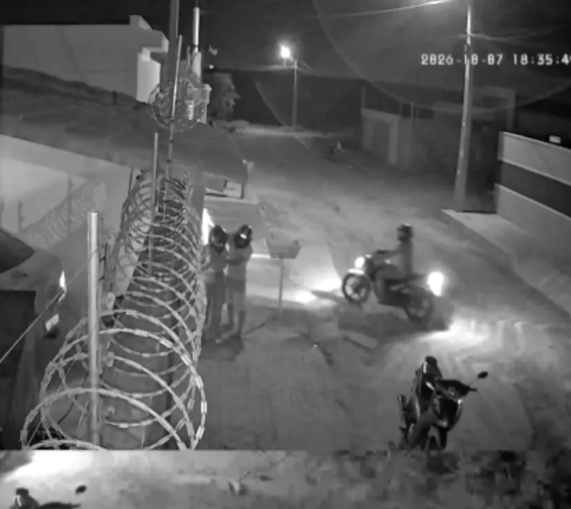 Dupla rende moradora na porta de casa e foge com moto em Mossoró