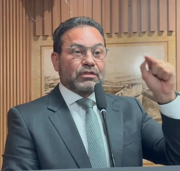 Vereador Irapoã Nóbrega discursa na tribuna da Câmara Municipal de Natal