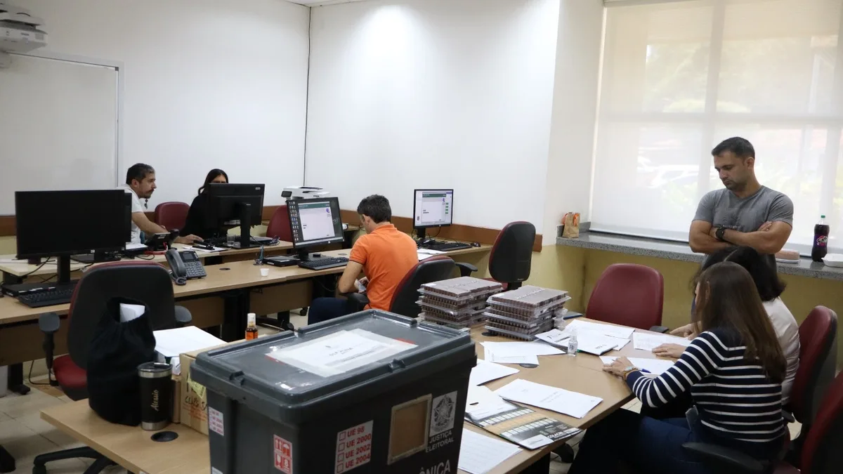 Urnas passam por testes e lacração antes da votação de domingo