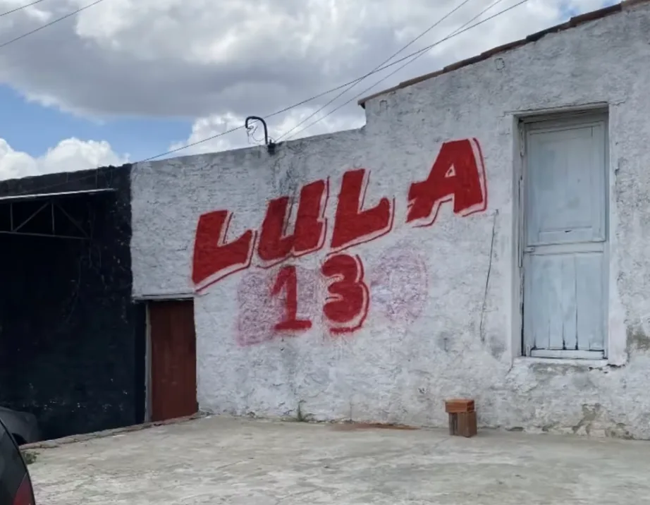 Zona Eleitoral ordena remoção de campanha pintada em muro no Doze Anos, em Mossoró