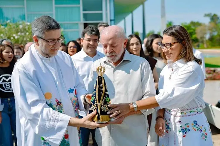 Candidatos à Presidência em missas pelo Dia de Nossa Senhora Aparecida em Brasília