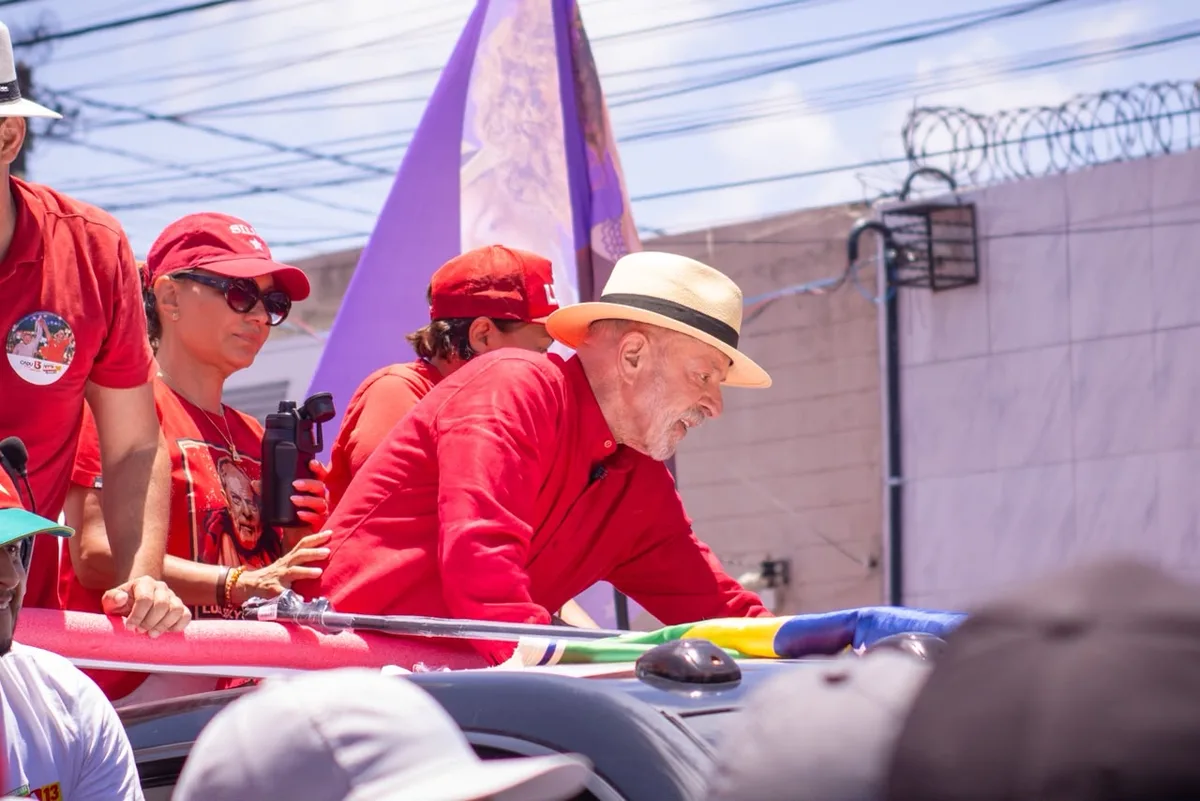 Movimentação política no bairro do Alecrim, em Natal, durante ato de campanha