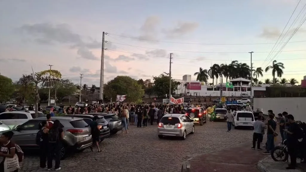 Conversas em grupo de mensagens revelam articulação prévia da manifestação na UFRN