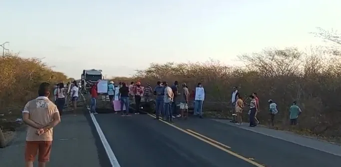 Moradores protestam na BR-110, na zona rural de Mossoró, por redutores de velocidade