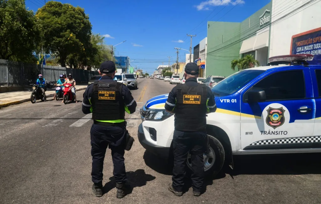 Ônibus coletivo circulando em avenida de Mossoró