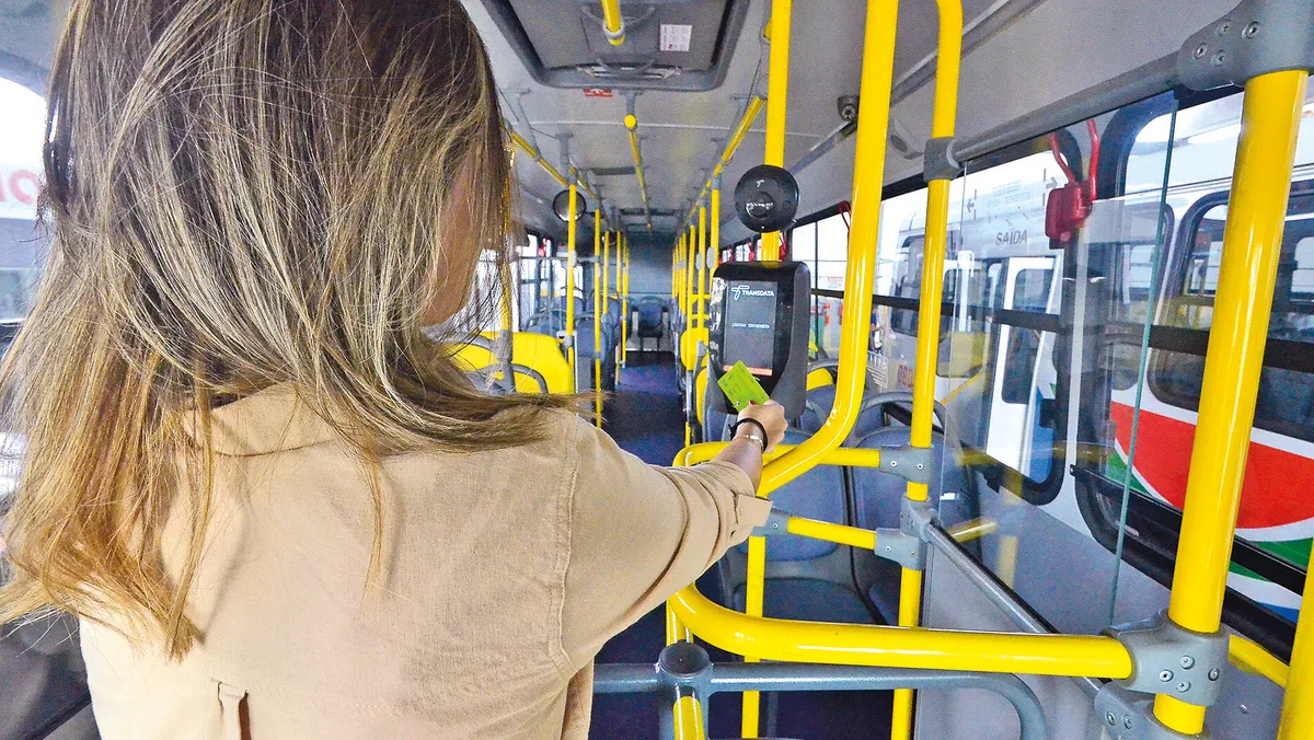 Interior de um ônibus urbano com assentos vazios