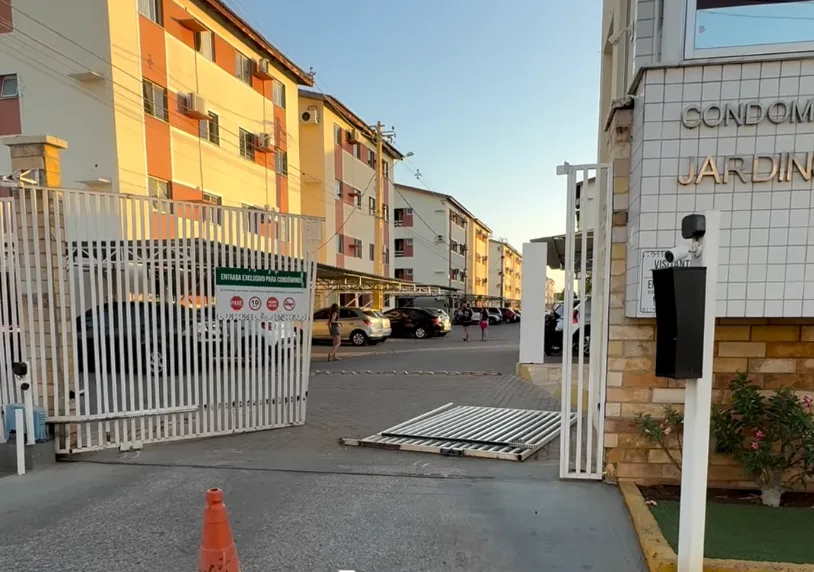 Portão de condomínio residencial danificado após confusão em Mossoró