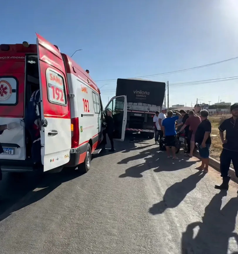 Motociclista fica gravemente ferido após bater na traseira de carreta em Mossoró