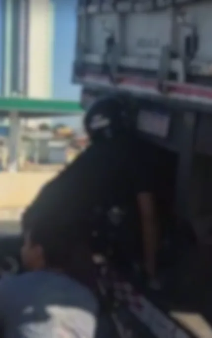 Batida na traseira de carreta deixa motociclista em estado grave na BR-304