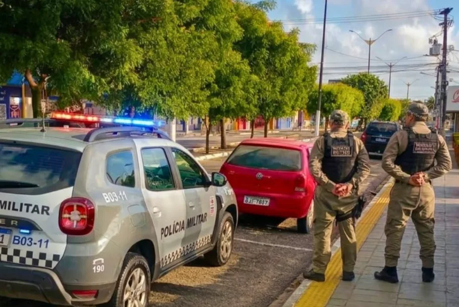Carro é levado sem licença, bate em muro de casa e caso termina na delegacia de Parnamirim