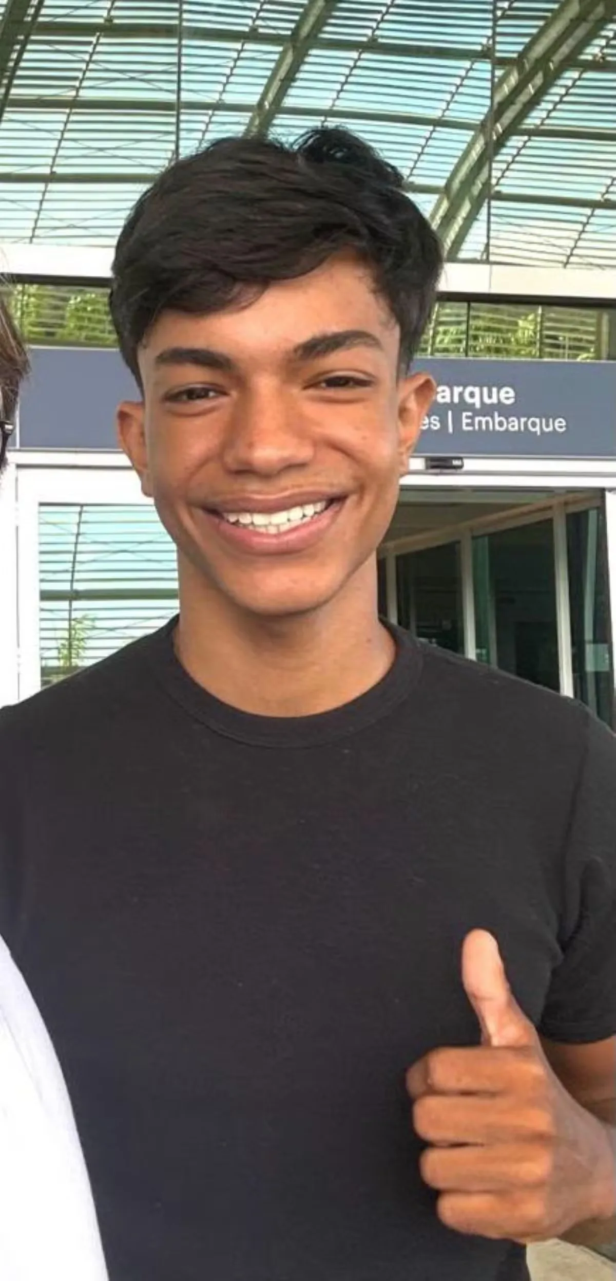 Jovem de 21 anos morre baleado no Tirol e família afirma que era refém de assaltantes