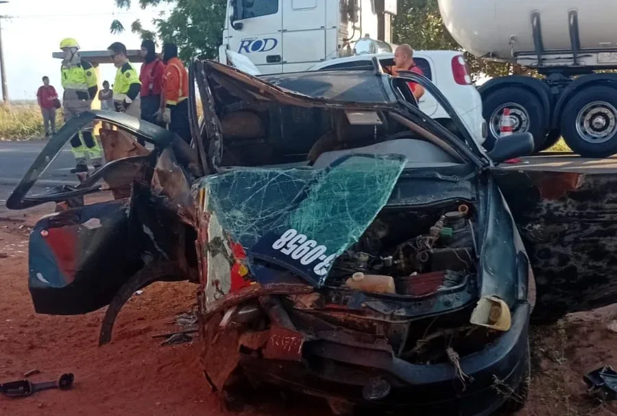 Colisão na BR-406 deixa mulher presa nas ferragens e trava trânsito em São Gonçalo