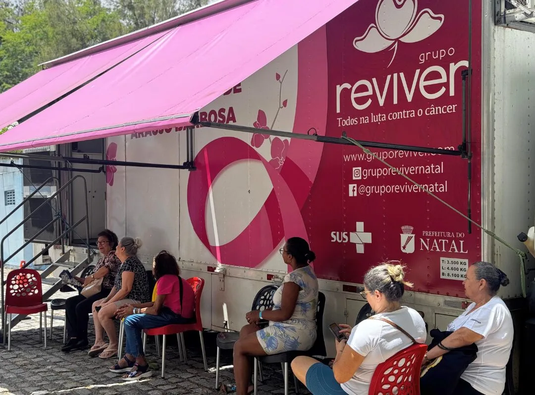 Unidade móvel de mamografia estacionada em unidade de saúde em Natal