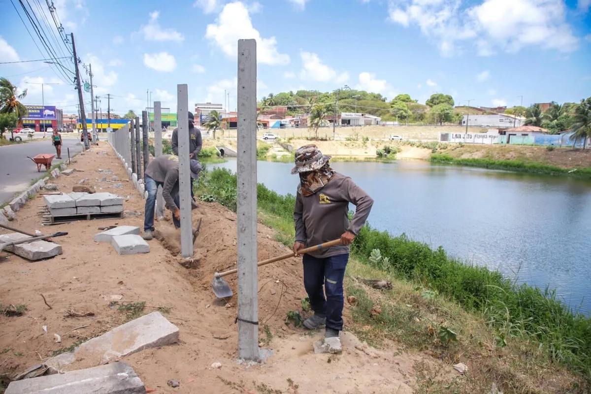 Natal reforça lagoas de captação com estacas e muretas antes das chuvas