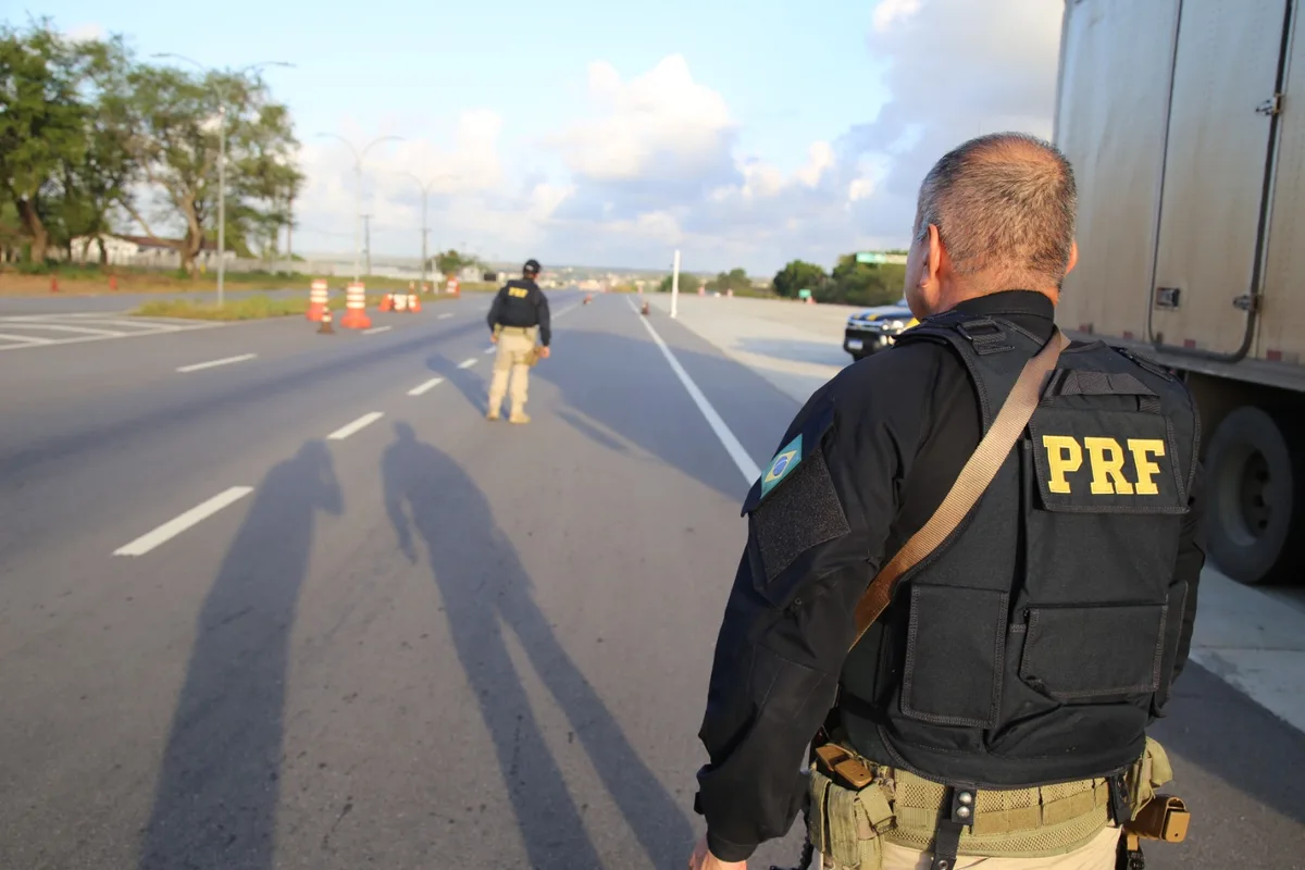 Viatura da Polícia Rodoviária Federal em fiscalização em rodovia federal do Rio Grande do Norte